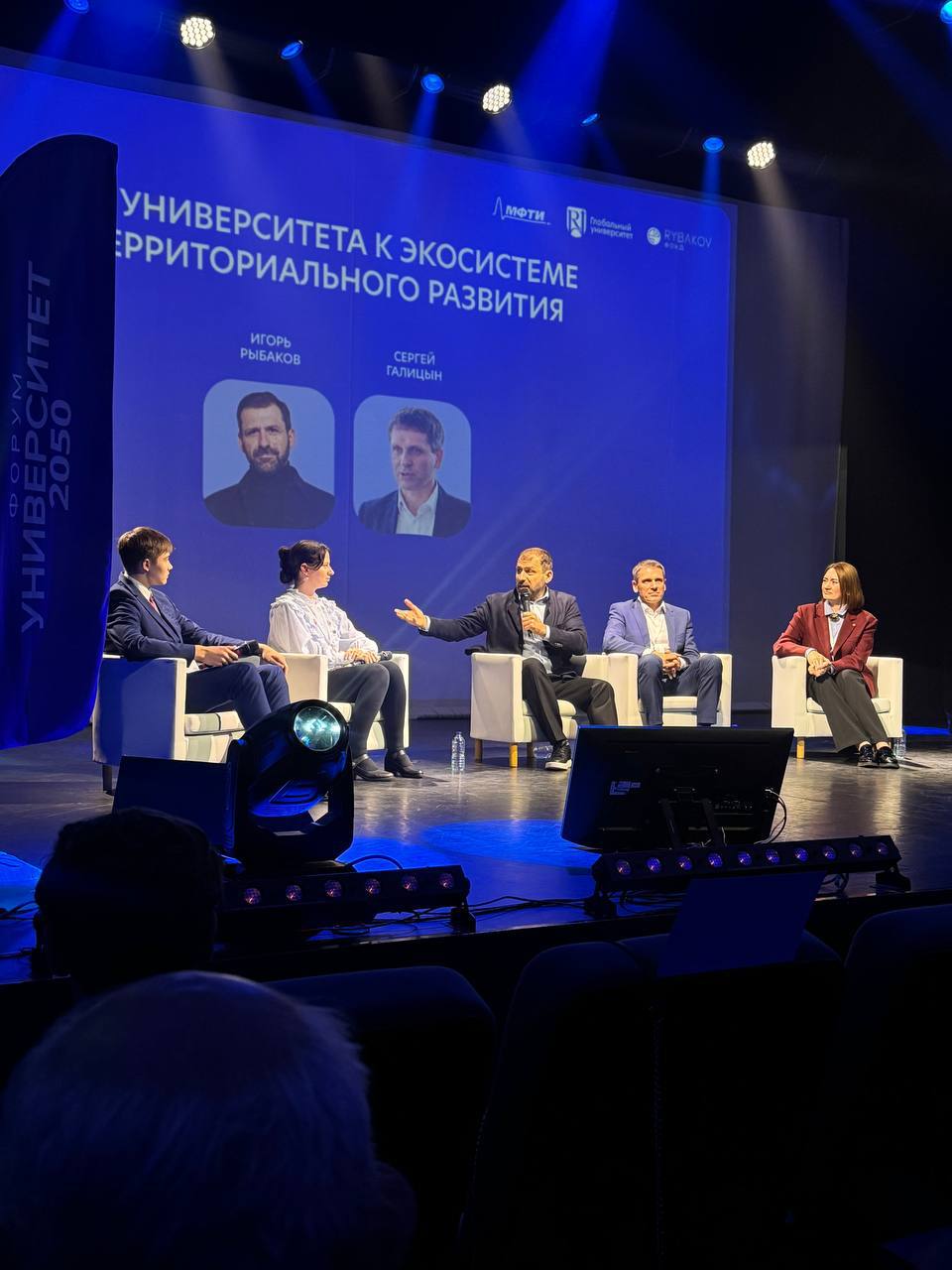 Весь зал поддержал — и я понял, что нас много